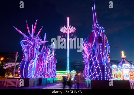 Star Flyer und Odyssey auf der Kirmes auf der Blackpool Promenade während der Weihnachtszeit 2022 Stockfoto