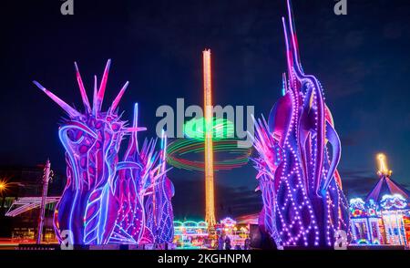 Star Flyer und Odyssey auf der Kirmes auf der Blackpool Promenade während der Weihnachtszeit 2022 Stockfoto