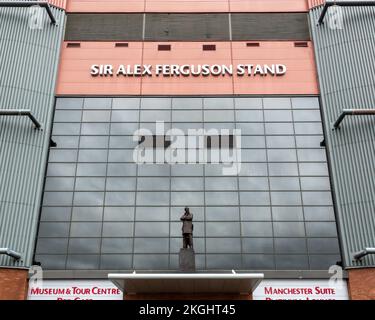 Sir Alex Ferguson Stand und Statue von Sir Alex von Philip Jackson im Old Trafford Stadion von Manchester United Stockfoto