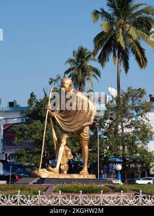 Ein vertikales Bild der goldenen Mahatma Gandhi Statue auf den Andamaninseln, Indien Stockfoto