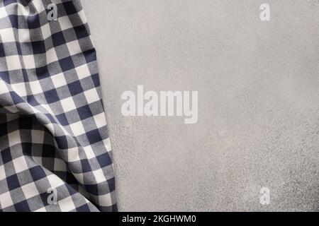 Küche mit grauer Tischplatte und blauem kariertem Handtuch. Draufsicht. Flach verlegt. Platz für Ihr Design, Rezept oder Menü. Stockfoto