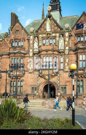 Das Coventry Council House Earl Street Tudor-Gebäude im Stil des II. Weltkulturerbes öffnete 1920 Statuen von Godiva, Leofric und Justiz um den Eingang Stockfoto