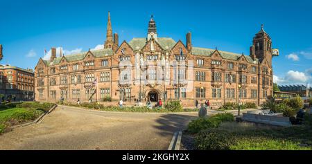 Das Coventry Council House Earl Street Tudor-Gebäude im Stil des II. Weltkulturerbes öffnete 1920 Statuen von Godiva, Leofric und Justiz um den Eingang Stockfoto