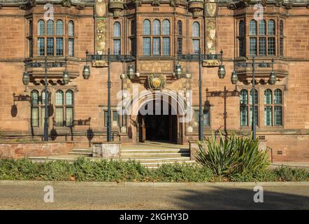 Das Coventry Council House Earl Street Tudor-Gebäude im Stil des II. Weltkulturerbes öffnete 1920 Statuen von Godiva, Leofric und Justiz um den Eingang Stockfoto