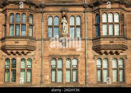 Das Coventry Council House Earl Street Tudor-Gebäude im Stil des II. Weltkulturerbes öffnete 1920 Statuen von Godiva, Leofric und Justiz um den Eingang Stockfoto