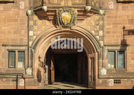 Das Coventry Council House Earl Street Tudor-Gebäude im Stil des II. Weltkulturerbes öffnete 1920 Statuen von Godiva, Leofric und Justiz um den Eingang Stockfoto