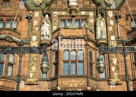 Das Coventry Council House Earl Street Tudor-Gebäude im Stil des II. Weltkulturerbes öffnete 1920 Statuen von Godiva, Leofric und Justiz um den Eingang Stockfoto