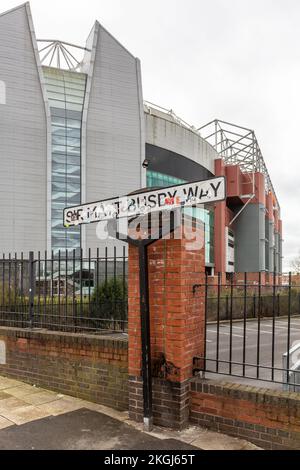 Sir Matt Busby Way und Manchester United's Old Trafford Stadion, Manchester Stockfoto