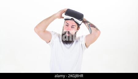 Ein bärtiger Hipster nimmt die VR-Brille ab, weißer Hintergrund. Beeindruckt von der virtuellen Realität. Ein Typ mit Head-Mounted-Display, virtuelle Realität. Hipster Stockfoto