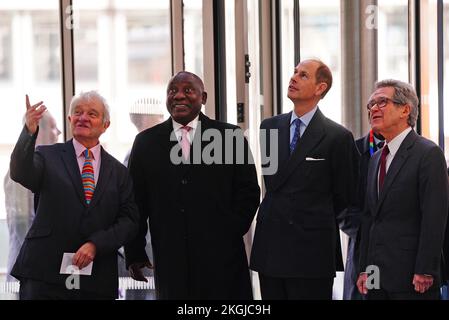 Präsident Cyril Ramaphosa aus Südafrika (Mitte links), mit dem Earl of Wessex (Mitte rechts), der während eines Besuchs des Francis Crick Institute in London im Rahmen seines Staatsbesuchs im Vereinigten Königreich das Atrium betrachtet. Bilddatum: Mittwoch, 23. November 2022. Stockfoto