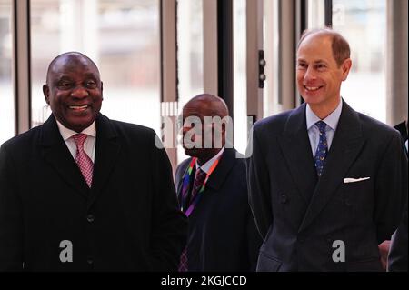 Präsident Cyril Ramaphosa aus Südafrika (links), zusammen mit dem Earl of Wessex, während eines Besuchs im Francis Crick Institute in London im Rahmen seines Staatsbesuchs im Vereinigten Königreich. Bilddatum: Mittwoch, 23. November 2022. Stockfoto
