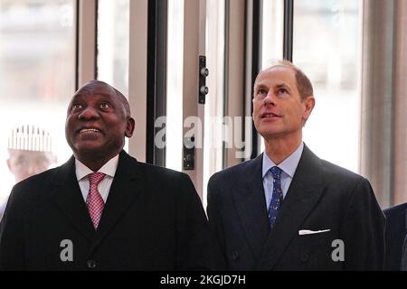 Präsident Cyril Ramaphosa aus Südafrika (links), mit dem Earl of Wessex, blickte während eines Besuchs im Francis Crick Institute in London im Rahmen seines Staatsbesuchs im Vereinigten Königreich auf das Atrium. Bilddatum: Mittwoch, 23. November 2022. Stockfoto