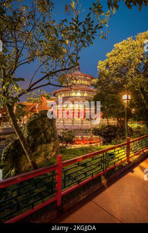 Der chinesische Pavillon wurde nachts im Epcot Center, Orlando, Florida, USA, beleuchtet. Stockfoto