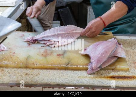 Händler, der Fisch auf dem Central Market (Mercado Central) in Santiago de Chile zubereitet Stockfoto