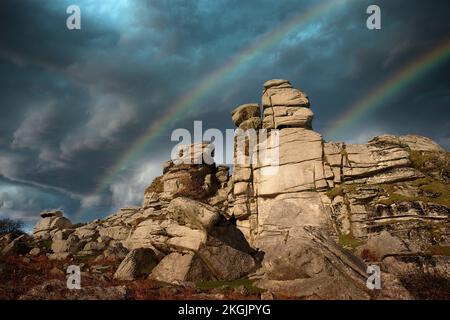 Doppelter Regenbogen auf Vixen Tor Dartmoor Devon Großbritannien Europa Stockfoto