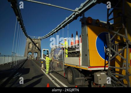 Menai-Hängebrücke, für den Verkehr wegen Reparaturarbeiten geschlossen, November 2022. Stockfoto