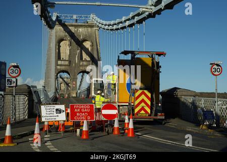 Menai-Hängebrücke, für den Verkehr wegen Reparaturarbeiten geschlossen, November 2022. Stockfoto