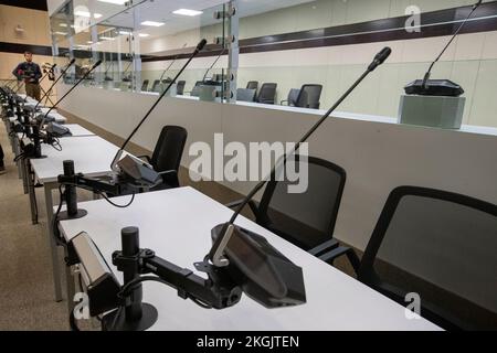 Das Bild der Angeklagten stammt von einem Pressebesuch im angepassten Sitzungssaal Popelin im Justitia-Gebäude in Evere, Brüssel, am Mittwoch, den 23. November 2022, wo das Gericht Brüssel-Hauptstadt den Prozess der Terroranschläge vom 22. März 2016 abhalten wird. Der Mega-Prozess über die Angriffe hätte am 10. Oktober im Justitia-Gebäude beginnen sollen. Neun einzelne Glaskisten wurden in der Assize-Kammer für den Angeklagten gebaut, die Verteidigung hatte argumentiert, dass die Kiste die Rechte der Verteidigung verletzte. Das assize Gericht entschied zugunsten der Verteidigung und ordnete an, dass die Kiste abgerissen und ersetzt wird Stockfoto