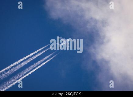 23. November 2022, Hessen, Frankfurt/Main: Ein Airbus A380 von Qatar Airways aus dem Emirat Katar fliegt über Frankfurt am weitesten blauen Himmel. Foto: Frank Rumpenhorst/dpa Stockfoto