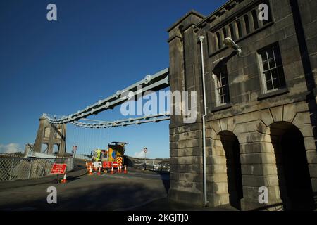 Menai-Hängebrücke, für den Verkehr wegen Reparaturarbeiten geschlossen, November 2022. Stockfoto
