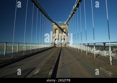 Menai-Hängebrücke, für den Verkehr wegen Reparaturarbeiten geschlossen, November 2022. Stockfoto