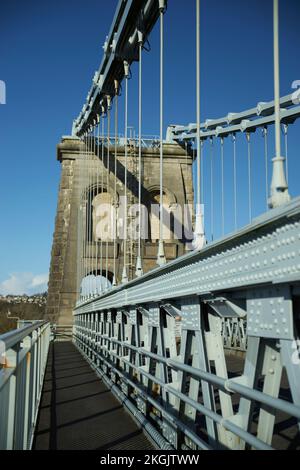 Menai-Hängebrücke, für den Verkehr wegen Reparaturarbeiten geschlossen, November 2022. Stockfoto