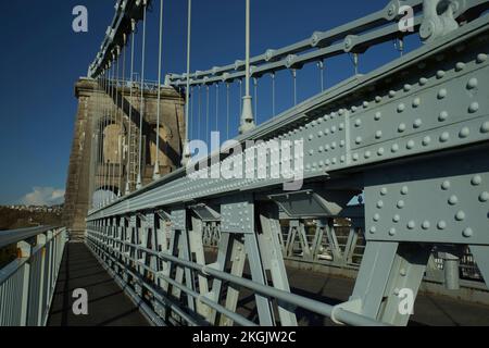 Menai-Hängebrücke, für den Verkehr wegen Reparaturarbeiten geschlossen, November 2022. Stockfoto