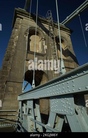 Menai-Hängebrücke, für den Verkehr wegen Reparaturarbeiten geschlossen, November 2022. Stockfoto