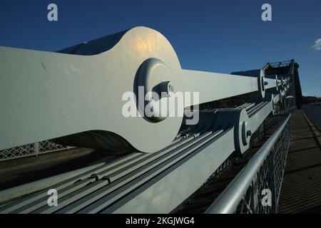 Menai-Hängebrücke, für den Verkehr wegen Reparaturarbeiten geschlossen, November 2022. Stockfoto