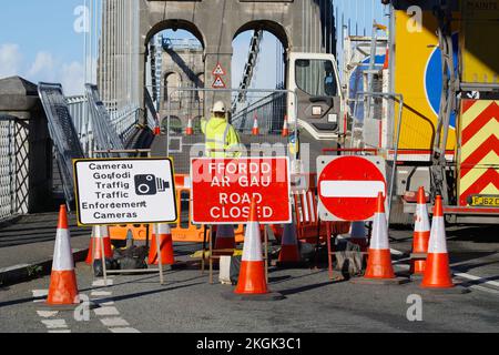 Menai-Hängebrücke, für den Verkehr wegen Reparaturarbeiten geschlossen, November 2022. Stockfoto