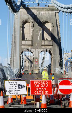 Menai-Hängebrücke, für den Verkehr wegen Reparaturarbeiten geschlossen, November 2022. Stockfoto