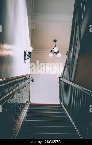 Eine gekachelte Treppe im Stil der 50er Jahre im neu eröffneten 'Elephant & Castle'-öffentlichen Haus im Black Country Living History Museum in den West Midlands Stockfoto