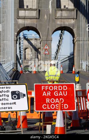 Menai-Hängebrücke, für den Verkehr wegen Reparaturarbeiten geschlossen, November 2022. Stockfoto