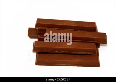 Kairo, Ägypten, November 7 2022: KitKat, ein Schokoladenbarsch, das von Rowntree's of York, Vereinigtes Königreich, kreiert wurde und heute Glo produziert wird Stockfoto