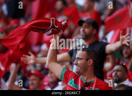 Al-Khor, Katar. 23.. November 2022. AL-KHOR, KATAR - NOVEMBER 23: Unterstützer während des FIFA-Weltmeisterschaftsspiels Katar 2022 Gruppe F zwischen Marokko und Kroatien im Al-Bayt-Stadion am 23. November 2022 in Al-Khor, Katar. Foto: Igor Kralj/PIXSELL Kredit: Pixsell Photo & Video Agency/Alamy Live News Stockfoto