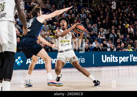 Zach Leday von Partizan Mozzart Bet Belgrad in Aktion gegen Mike Tobey FC Barcelona während des türkischen Airlines EuroLeague Basketballspiels zwischen dem FC Barcelona und Partizan Mozzart Bet Belgrad am 22. November 2022 im Palau Blaugrana in Barcelona, Spanien - Foto: Javier Borrego/DPPI/LiveMedia Stockfoto