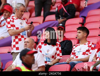 Al-Khor, Katar. 23.. November 2022. AL-KHOR, KATAR - NOVEMBER 23: Unterstützer während des FIFA-Weltmeisterschaftsspiels Katar 2022 Gruppe F zwischen Marokko und Kroatien im Al-Bayt-Stadion am 23. November 2022 in Al-Khor, Katar. Foto: Igor Kralj/PIXSELL Kredit: Pixsell Photo & Video Agency/Alamy Live News Stockfoto