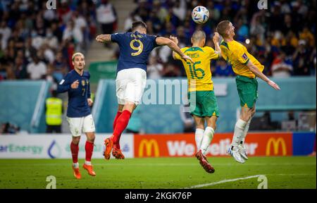 Doha, Katar. 22.. November 2022. Tor zum 4:1 durch Olivier Giroud (FRA), Aziz Behich (AUS), Kye Rowles (AUS) Frankreich - Australien Weltmeisterschaft 2022 in Katar 2 Stockfoto