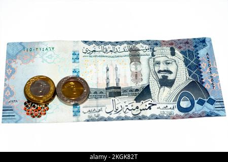 Auf der Rückseite der 500 SAR-5000er-Saudi-Arabien-riyals-Bargeld-Banknote sind König Abdulaziz Al Saud und Kaaba mit einem Wechsel der saudischen riyalen Münze zu sehen Stockfoto