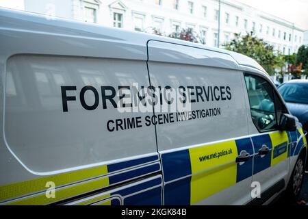 London - November 2022: Polizeifahrzeug der British Forensic Services zur Ermittlung von Tatorten Stockfoto