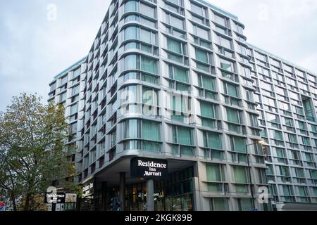 London - November 2022: Residence Inn by Marriott London Kensington an der Warwick Road Stockfoto