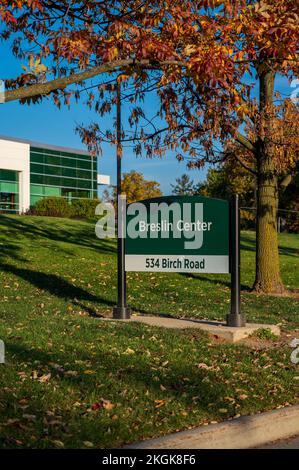 East Lansing MI - 29. Oktober 2022: Straßenschild für das MSU Spartans Breslin Center Stockfoto