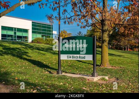 East Lansing MI - 29. Oktober 2022: Straßenschild für das MSU Spartans Breslin Center Stockfoto