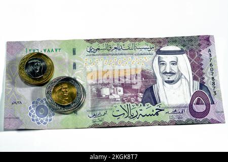 Auf der anderen Seite der 5 SAR stehen fünf Saudi-arabische Riyals Bargeld Banknotenstückelserie 1438 AH mit der Shaybah-Ölraffinerie in Rub' al Khali und König Salman Stockfoto