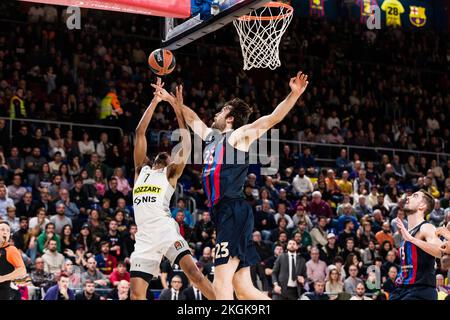 Kevin Punter von Partizan Mozzart Bet Belgrad in Aktion gegen Mike Tobey FC Barcelona während des EuroLeague-Basketballspiels der Turkish Airlines zwischen dem FC Barcelona und Partizan Mozzart Bet Belgrad am 22. November 2022 im Palau Blaugrana in Barcelona, Spanien – Foto: Javier Borrego/DPPI/LiveMedia Stockfoto