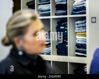 Laren, Niederlande. 23.. November 2022. LAREN - Königin Maxima während ihres Arbeitsbesuchs bei MUD Jeans in Laren, einem kreisförmigen Modeunternehmen, das Jeans nachhaltig entwickelt und wiederverwendet. ANP REMKO DE WAAL netherlands Out - belgien Out Credit: ANP/Alamy Live News Stockfoto