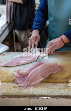 Händler, der Fisch auf dem Central Market (Mercado Central) in Santiago de Chile zubereitet Stockfoto