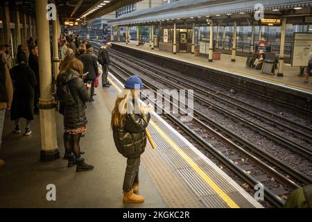 London - November 2022: High Street Kensington London U-Bahnstation Plattform Stockfoto