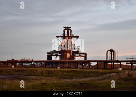 Redcar, Großbritannien. 23. November 2022. Heute fand der explosive Abriss des berühmten Redcar-Hochofens statt, in einem für die Menschen von Teesside bittersüßen Moment. Die ehemaligen Stahlwerke dominieren die Skyline von Teesside seit den 1970er Jahren. Redcar Steelworks wurde 2015 geschlossen und macht nun Platz für neue Investitionen im Rahmen der Teesside Freeport Entwicklung. Kredit: Teesside Snapper/Alamy Live News Stockfoto