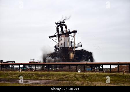 Redcar, Großbritannien. 23. November 2022. Heute fand der explosive Abriss des berühmten Redcar-Hochofens statt, in einem für die Menschen von Teesside bittersüßen Moment. Die ehemaligen Stahlwerke dominieren die Skyline von Teesside seit den 1970er Jahren. Redcar Steelworks wurde 2015 geschlossen und macht nun Platz für neue Investitionen im Rahmen der Teesside Freeport Entwicklung. Kredit: Teesside Snapper/Alamy Live News Stockfoto